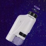 Microscopio portatile con obiettivo zoom 120x-60x, ideale per osservazioni scientifiche e decorazioni tematiche.