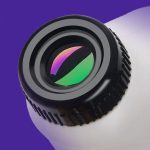 Lente scientifica con rivestimento antiriflesso, ideale per esperimenti e osservazioni scientifiche, con struttura robusta e design professionale.