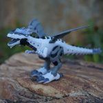 Modello di dinosauro T-Rex robotico in plastica e metallo, con dettagli realistici e articolazioni mobili, ideale come decorazione scientifica o giocattolo educativo.