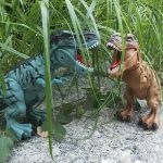 T-Rex giocattolo decorativo con dettagli realistici e colori vivaci, ideale per collezionisti e decorazioni a tema preistorico.