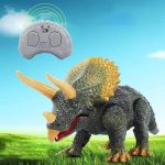 Modello di dinosauro T-Rex con corno, dotato di drone telecomandato sopra, in un paesaggio verde e cielo azzurro, ideale come decorazione scientifica e giocattolo educativo.