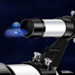 Telescopio astronomico con pianeta in orbita, rappresentazione scientifica di osservazione spaziale e astronomia.