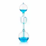 Vetrino di distillazione in vetro con liquido blu, utilizzato in laboratorio scientifico per esperimenti di chimica e distillazione.