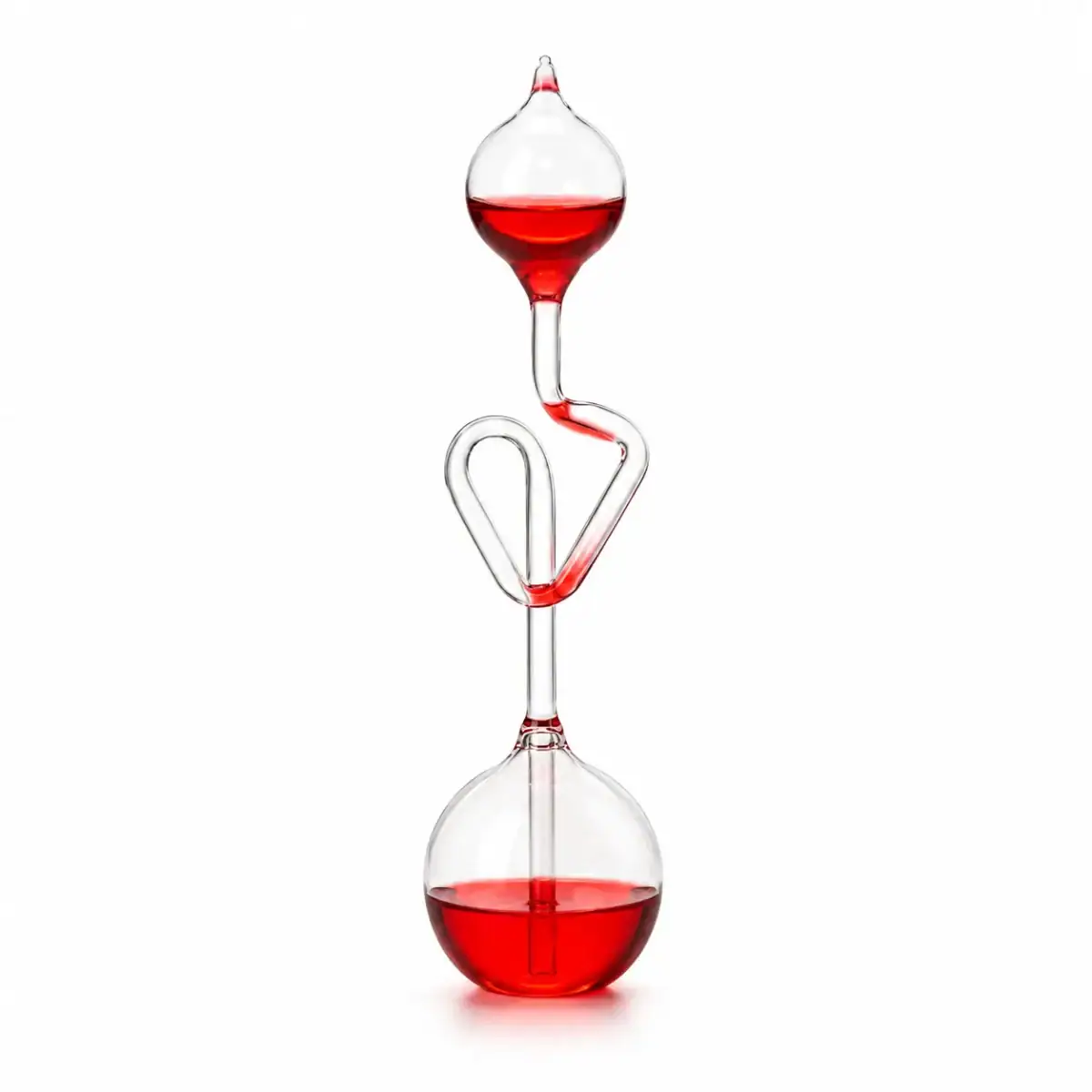 Strumento di laboratorio in vetro con liquido rosso, utilizzato per esperimenti scientifici e distillazioni. Perfetto come decorazione scientifica o oggetto da collezione.