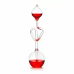 Strumento di laboratorio in vetro con liquido rosso, utilizzato per esperimenti scientifici e distillazioni. Perfetto come decorazione scientifica o oggetto da collezione.