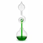 Modello di apparecchiatura di laboratorio con liquido verde in vetro, ideale come decorazione scientifica o oggetto da collezione.