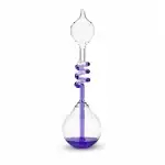 Vetrino di laboratorio in vetro con spirale viola, utilizzato per esperimenti scientifici e decorazioni a tema scientifico. Design elegante e funzionale, ideale per appassionati di scienza.