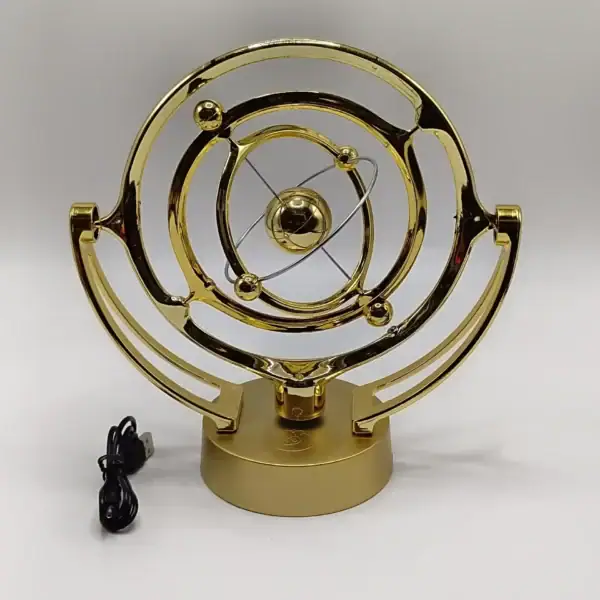 Modello di orologio planetario in metallo dorato, decorativo e scientifico, con movimento automatico e base stabile, perfetto come oggetto di arredamento a tema astronomico.
