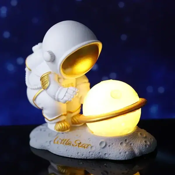 Piccolo astronauta con pianeta illuminato, decorazione scientifica luminosa, oggetto decorativo spaziale per appassionati di astronomia e scienza, ideale come regalo originale.