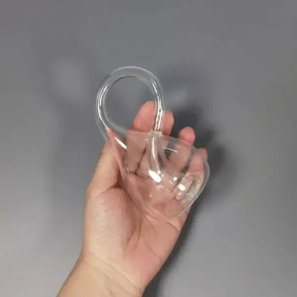 Lente di ingrandimento in vetro trasparente con manico, ideale per osservazioni scientifiche e decorazioni a tema scientifico.