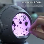 Oggetto scientifico con pallina magnetica in una bottiglia, che reagisce ai magneti senza elettricità, ideale per decorazioni e giochi educativi.