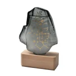 Oggetto decorativo in vetro con formule chimiche dorate, ispirato a temi scientifici, montato su base di legno naturale. Perfetto come decorazione per appassionati di scienza e design innovativo.