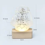 Lampada decorativa con scritte scientifiche luminose e base in legno.