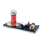 Modello di pila di Tesla con tubo di rame, bobina e componenti elettronici su base nera, ideale come oggetto decorativo scientifico.