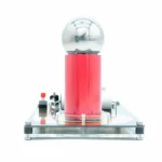 Pompa di Van de Graaff con sfera di accumulo, dispositivo scientifico per generare alte tensioni elettriche statiche, utilizzato in laboratori di fisica e decorazioni scientifiche.