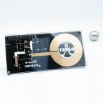 Piatto decorativo con circuito elettronico e logo Oggetti Scientifici, perfetto come oggetto di design ispirato alla tecnologia e alla scienza.