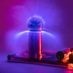 Sfera di plasma luminosa con effetti di luce colorati, perfetta come decorazione scientifica e oggetto di interesse per appassionati di fisica.