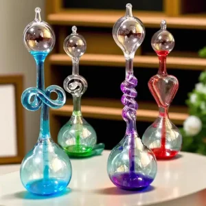 Oggetti scientifici decorativi in vetro colorato, ideali per arredamento e collezionismo scientifico. Design elegante con dettagli unici, perfetti per appassionati di scienza e decorazioni originali.
