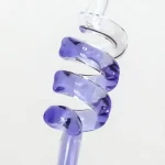 Torsolo di DNA in vetro colorato, decorazione scientifica elegante e moderna, perfetta per appassionati di biologia e scienza, ideale come oggetto decorativo da scrivania o da esposizione.
