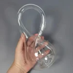 Vaso di vetro trasparente a forma di doppio anello, perfetto come decorazione scientifica o oggetto da collezione.
