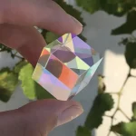 Cristallo decorativo iridescente, perfetto come oggetto scientifico o decorativo, con riflessi colorati e trasparenza.