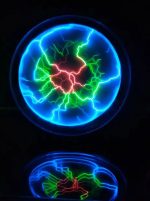 Oggetto scientifico con scariche elettriche blu, verdi e rosse in una sfera di vetro, che crea un effetto visivo affascinante e dinamico. Perfetto come decorazione scientifica o oggetto da collezione.