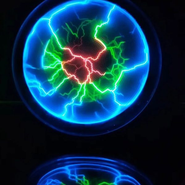 Oggetto scientifico con scariche elettriche blu, verdi e rosse in una sfera di vetro, che crea un effetto visivo affascinante e dinamico. Perfetto come decorazione scientifica o oggetto da collezione.