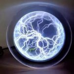 Visualizzazione di un fulmine elettrico che si manifesta all'interno di un contenitore di vetro, creando un affascinante effetto di scariche elettriche luminose e dinamiche.