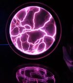 Punto 2: Sfere di Tesla con scariche elettriche viola, oggetto decorativo scientifico che emette luci e suoni, ideale per appassionati di fisica e decorazioni originali.