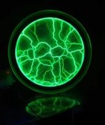 Effetto di scariche di fulmine verdi in un cerchio di energia elettrica, perfetto come decorazione scientifica e oggetto di interesse per appassionati di fisica e scienza.