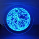 Orologio LED con design di circuito elettrico illuminato in blu, perfetto come decorazione scientifica moderna e originale.