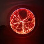 Palla di fulmine LED rossa con effetti di scariche elettriche luminose, perfetta come decorazione scientifica o oggetto da collezione.