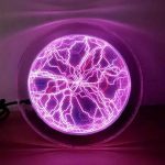Pallone con scariche elettriche LED viola, effetto visivo di fulmini che si irradiano da un centro, perfetto come decorazione scientifica o oggetto di design innovativo.