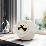 Scultura decorativa in stile scientifico con smiley, perfetta come oggetto di design e decorazione per ambienti moderni e creativi.