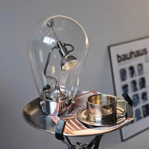 Lampada decorativa a forma di lampadina con dettagli scientifici, perfetta come oggetto di design e decorazione per ambienti moderni e studi scientifici.