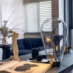 Lampadina decorativa con filamento visibile, elemento di design innovativo e originale per ambienti moderni e creativi.