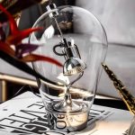 Vaso di laboratorio in vetro con oggetto scientifico decorativo, perfetto come elemento di arredo ispirato alla scienza e alla ricerca.