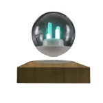 Palla di Tesla luminosa con base in legno, oggetto decorativo scientifico per appassionati di fisica e tecnologia.
