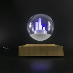 Lampada LED scientifica con base in legno e effetto luce blu, ispirata a un esperimento di fisica.