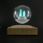 LED decorativo con base in legno e sfera di vetro trasparente.