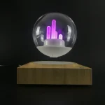 Vaso di Tesla con luci LED viola che simula un effetto elettrico, posizionato su base di legno scuro, ideale come decorazione scientifica moderna.