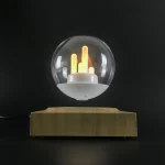 Palla di vetro con elementi luminosi gialli e arancioni, su base di legno, decorazione scientifica innovativa e originale.