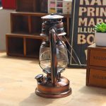 Lampada a olio decorativa in stile vintage, perfetta come oggetto di decorazione scientifica o da collezione. Realizzata con dettagli realistici e materiali di alta qualità, ideale per appassionati di.