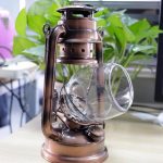 Lanterna a olio vintage con bicchiere di vetro, perfetta come decorazione scientifica o da collezione, con dettagli in metallo e design retrò.