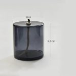 Pendente di vetro trasparente con elemento decorativo scientifico, altezza 8,5 cm e diametro 8 cm, ideale come oggetto decorativo o da collezione scientifica.