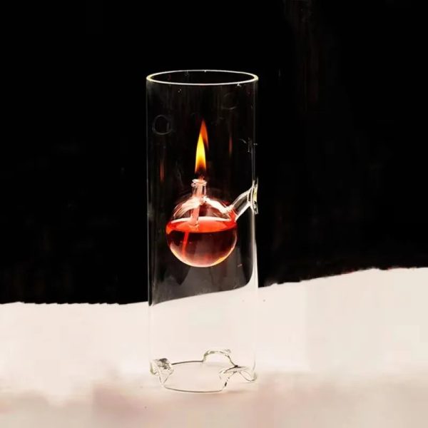 Vaso di laboratorio con reazione chimica, fiamma e liquido rosso, oggetto decorativo scientifico, perfetto per appassionati di scienza e decorazioni a tema.