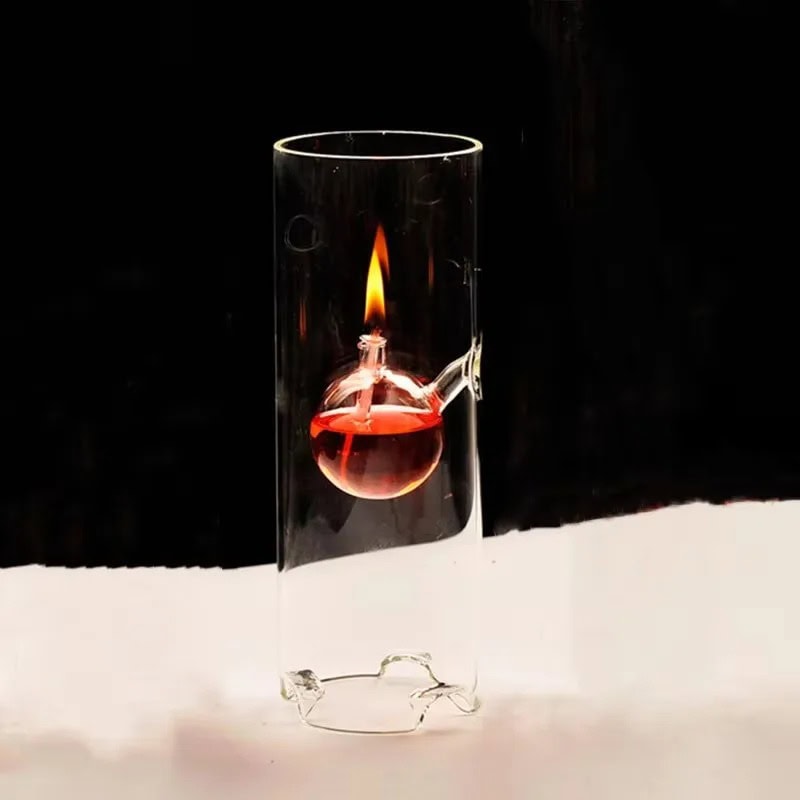 Vaso di laboratorio con reazione chimica in corso Vaso di laboratorio con reazione chimica, fiamma e liquido rosso, oggetto decorativo scientifico, perfetto per appassionati di scienza e decorazioni a tema.