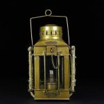 Lanterna antica in ottone con manico e dettagli decorativi, perfetta come oggetto decorativo scientifico vintage. Ideale per appassionati di storia e oggetti da collezione.