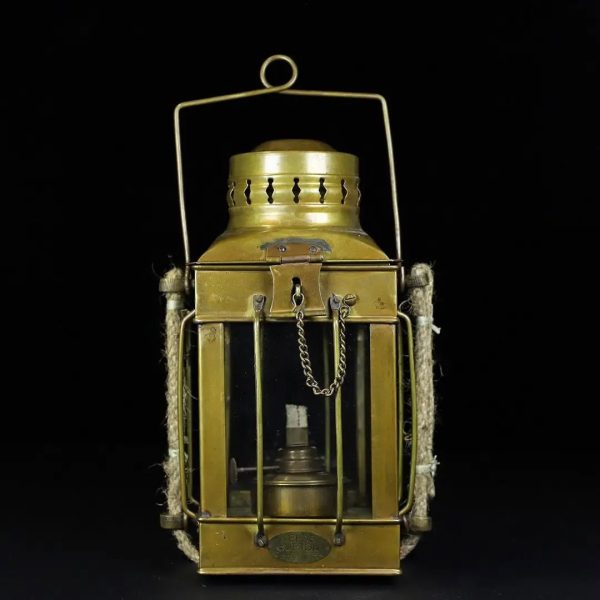 Lanterna antica in ottone con manico e dettagli decorativi, perfetta come oggetto decorativo scientifico vintage. Ideale per appassionati di storia e oggetti da collezione.