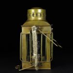 Lanterna a olio in ottone vintage, perfetta come decorazione scientifica o da collezione, con dettagli eleganti e stile retrò.